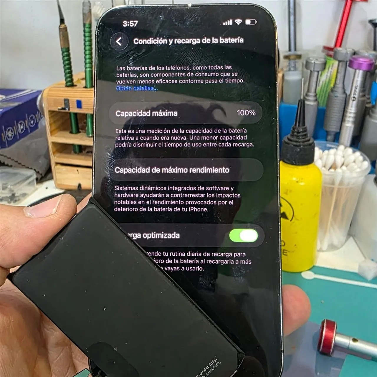 iPhone mostrando capacidad máxima de batería al 100%