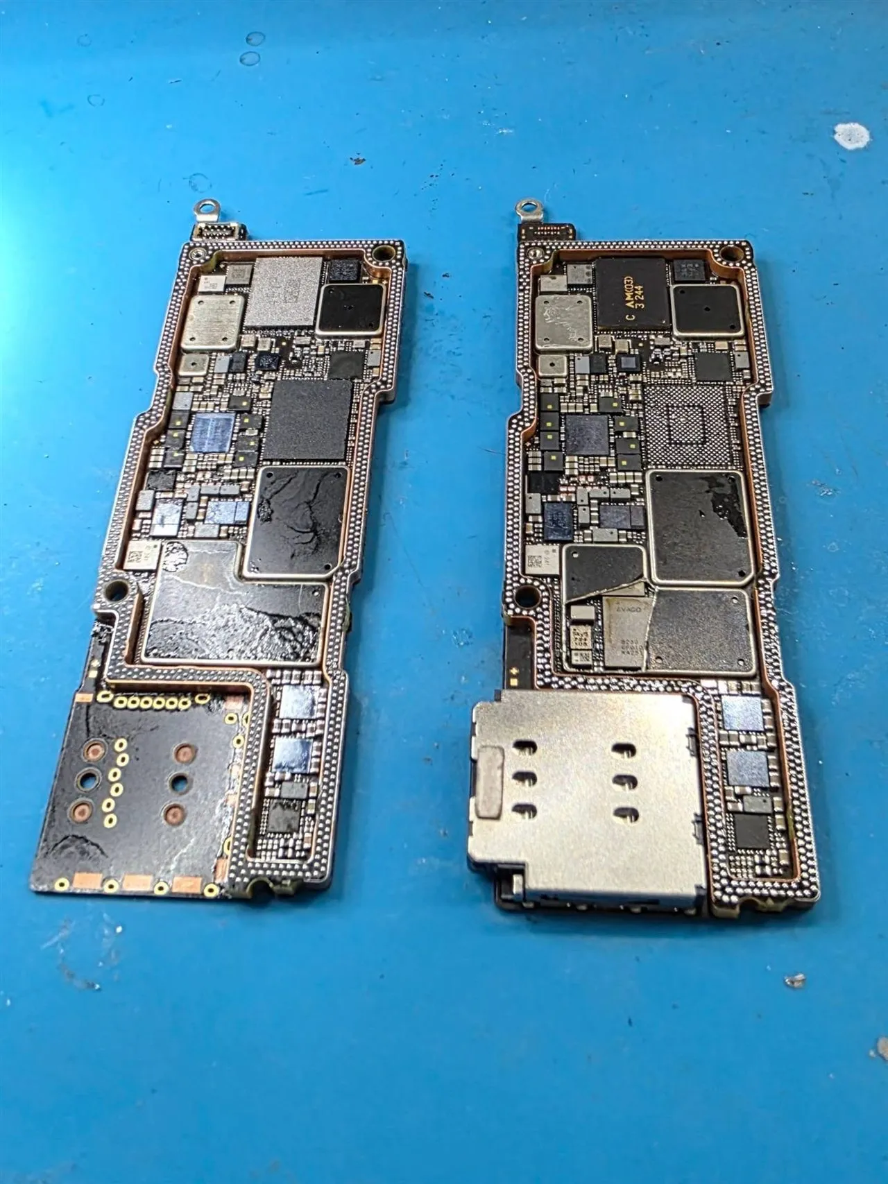 Dos placas de iPhone sobre el tapete de trabajo